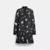 Abito con stelle e collo annodato