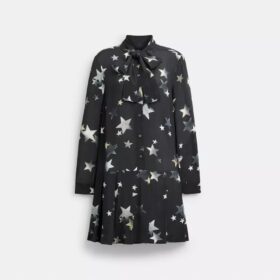 Abito con stelle e collo annodato