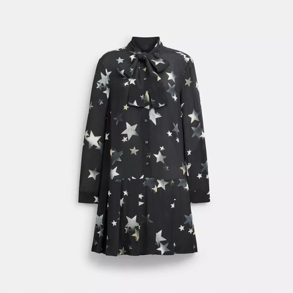 Abito con stelle e collo annodato