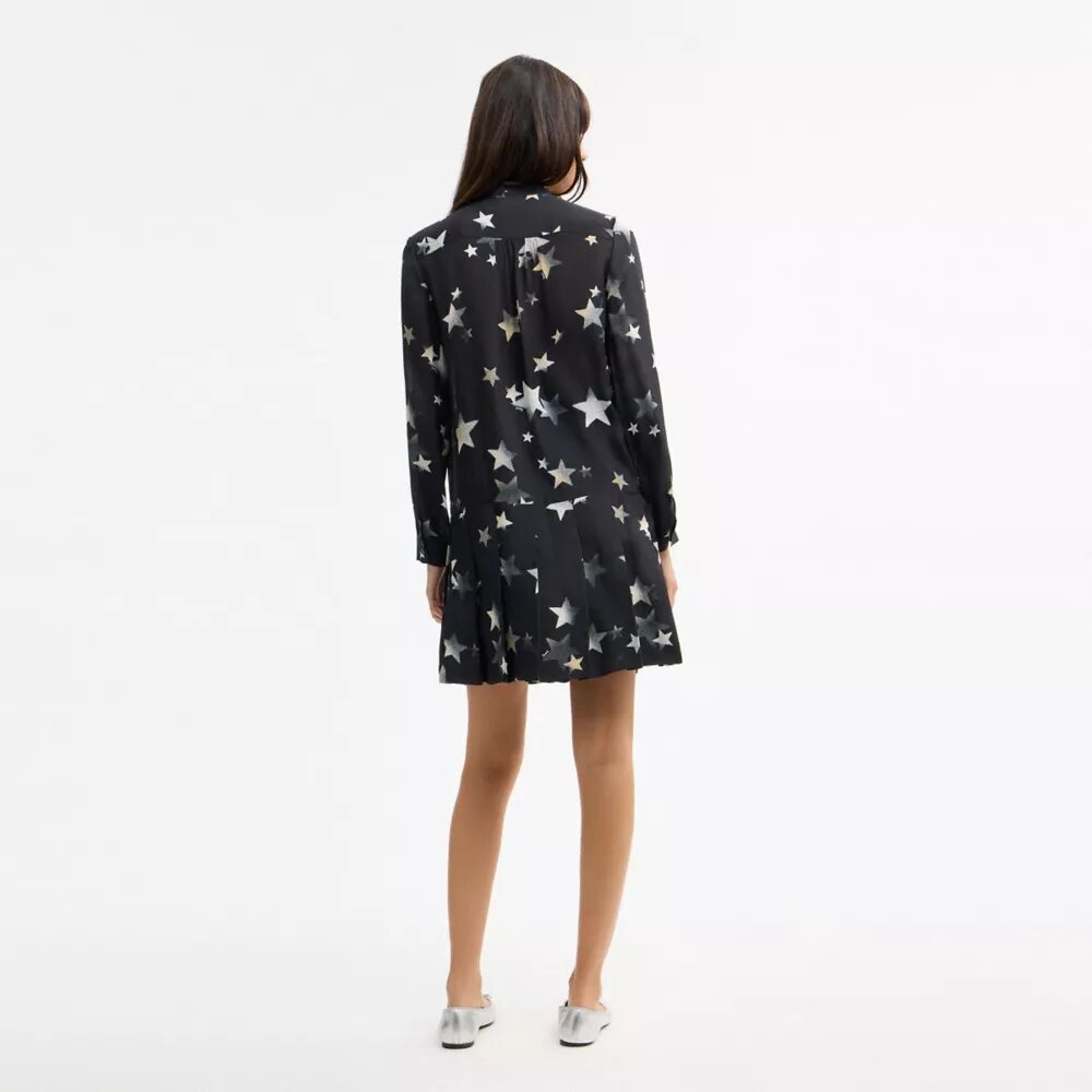 Abito con stelle e collo annodato