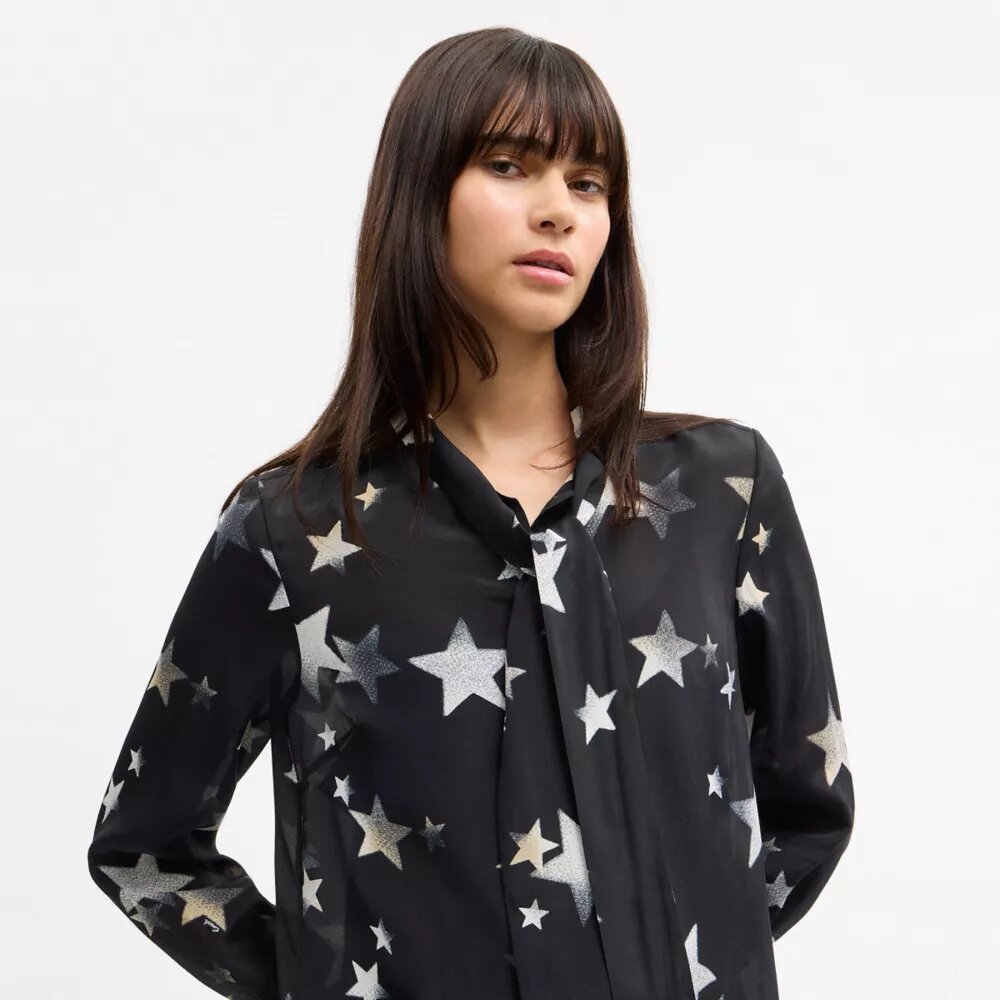 Abito con stelle e collo annodato
