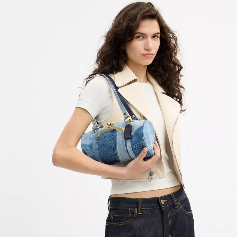 Borsa a botte con chiusura Kisslock da 28 in denim riciclato