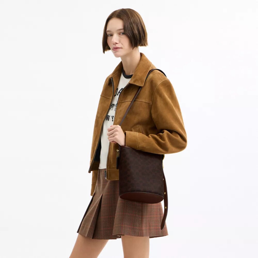 Borsa a secchiello Bleecker 21 in Signature Canvas
