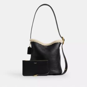 Borsa a secchiello Bleecker in shearling