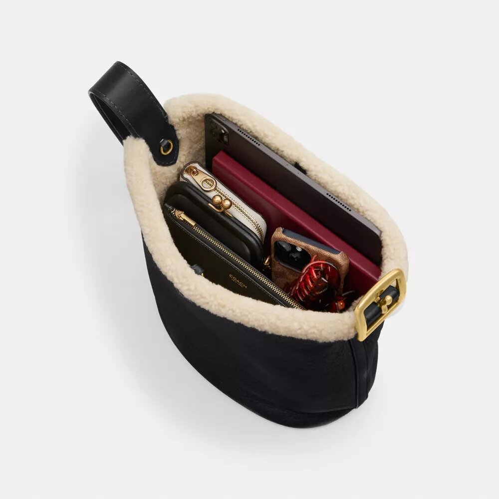 Borsa a secchiello Bleecker in shearling