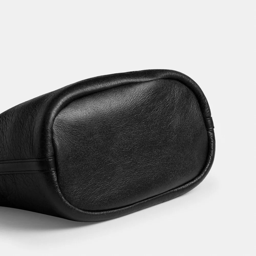 Borsa a secchiello Bleecker in shearling