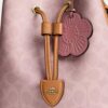 Borsa a secchiello Rowan in Signature Canvas con ciondoli