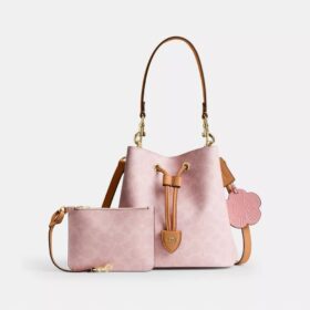 Borsa a secchiello Rowan in Signature Canvas con ciondoli