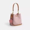 Borsa a secchiello Rowan in Signature Canvas con ciondoli