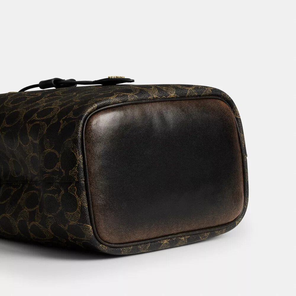 Borsa a secchiello Rowan in Signature Canvas con ciondoli