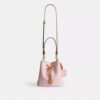 Borsa a secchiello Rowan in Signature Canvas con ciondoli