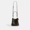 Borsa a secchiello Rowan in Signature Canvas con ciondoli