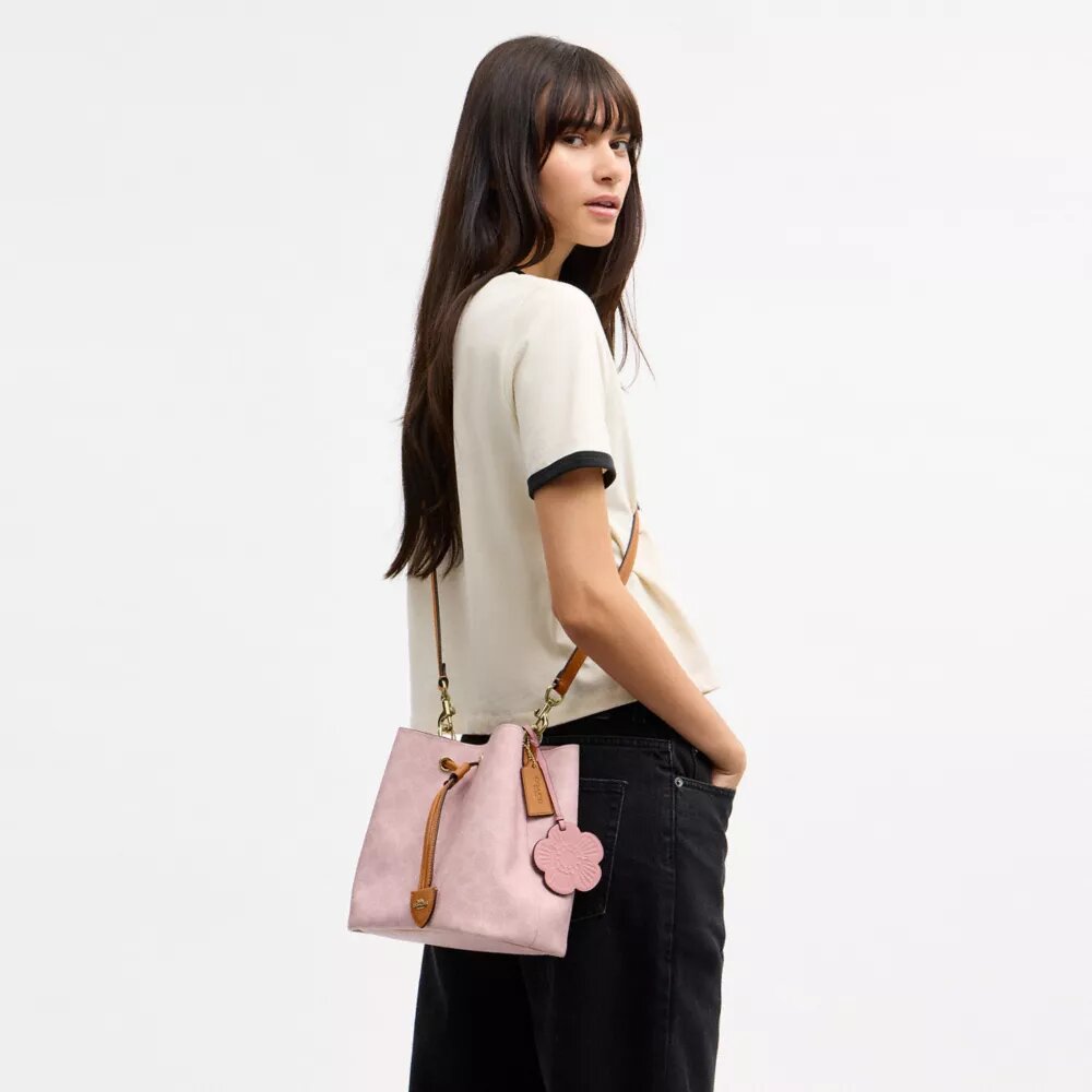 Borsa a secchiello Rowan in Signature Canvas con ciondoli
