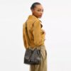 Borsa a secchiello Rowan in Signature Canvas con ciondoli