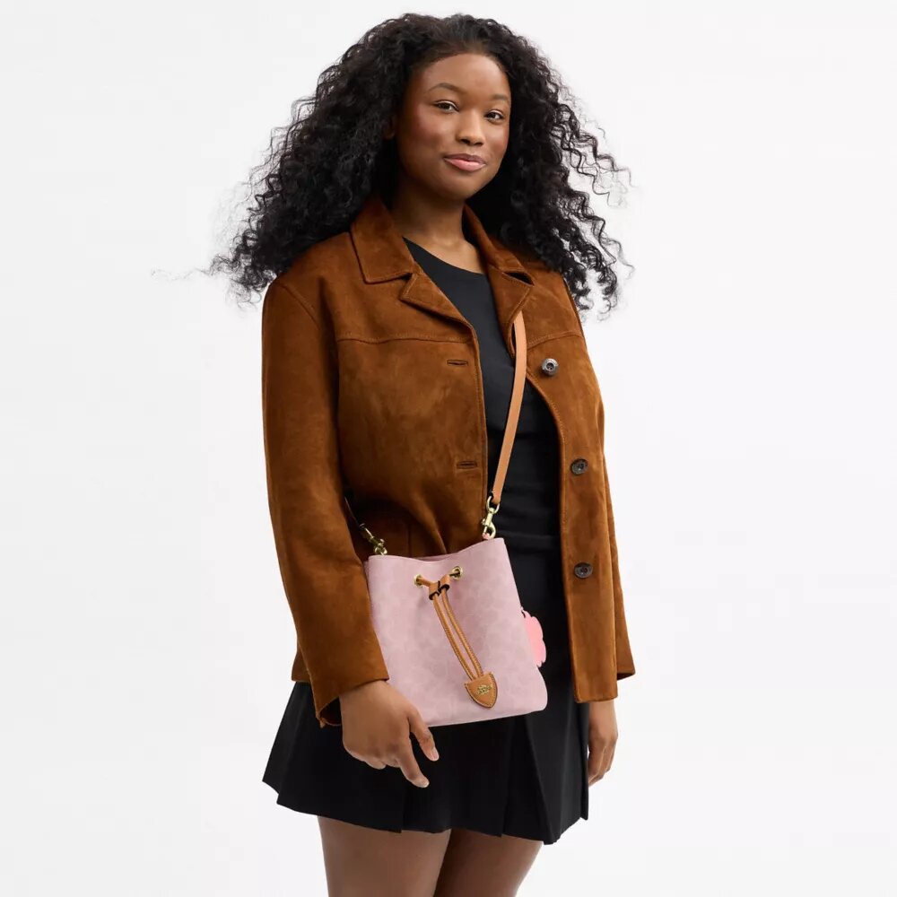 Borsa a secchiello Rowan in Signature Canvas con ciondoli