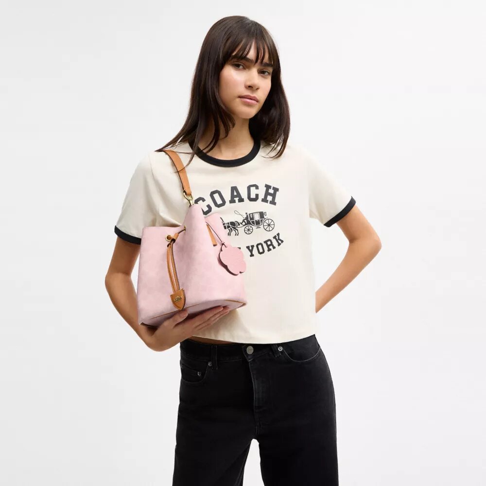 Borsa a secchiello Rowan in Signature Canvas con ciondoli