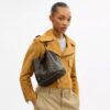 Borsa a secchiello Rowan in Signature Canvas con ciondoli