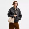 Borsa a secchiello Rowan in Signature Canvas Rainbow