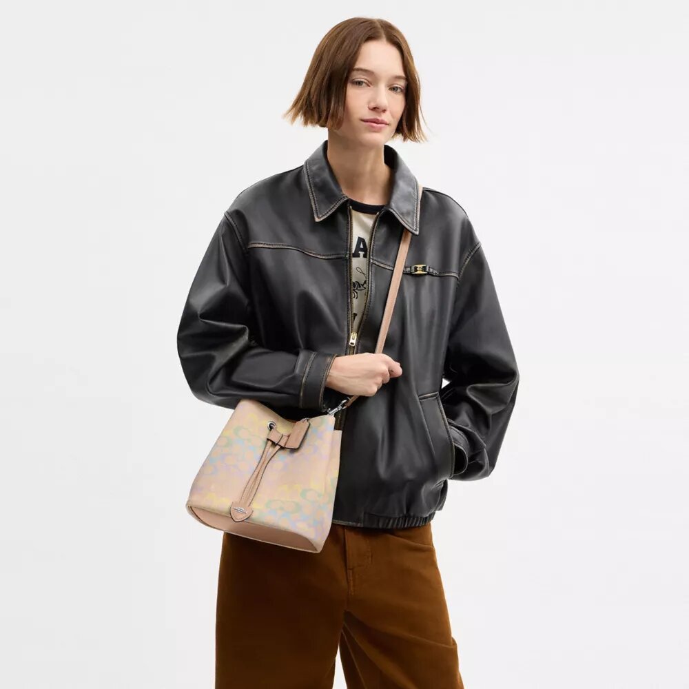 Borsa a secchiello Rowan in Signature Canvas Rainbow