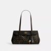 Borsa a spalla Bridget in Signature Canvas con ciondoli