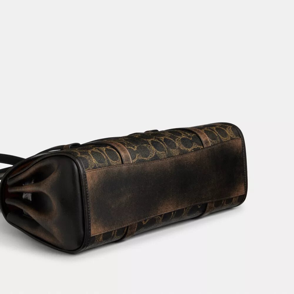 Borsa a spalla Bridget in Signature Canvas con ciondoli
