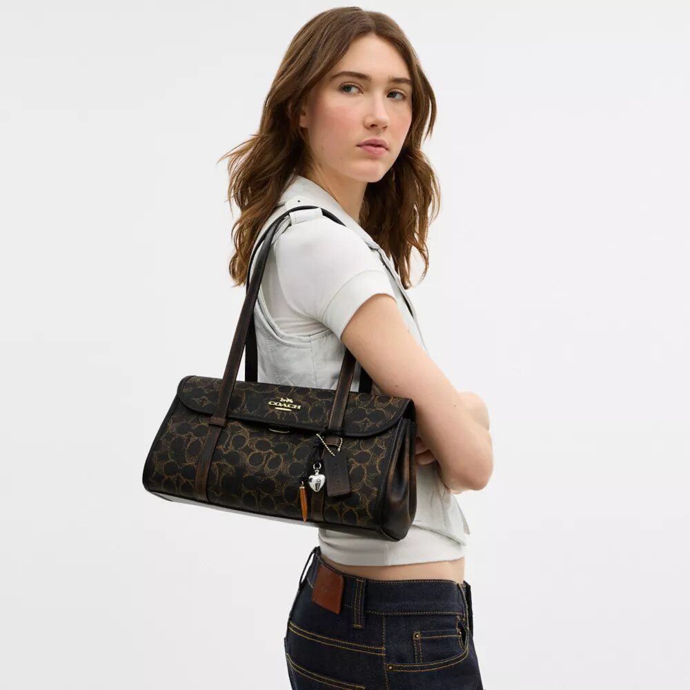 Borsa a spalla Bridget in Signature Canvas con ciondoli