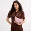Borsa a spalla Caitlin in cotone rigenerato con trapuntatura e ciondolo
