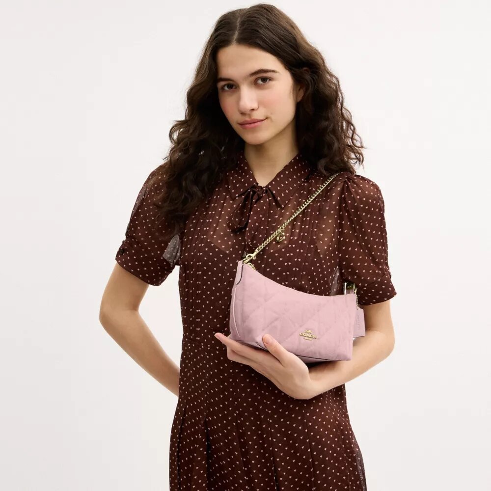 Borsa a spalla Caitlin in cotone rigenerato con trapuntatura e ciondolo