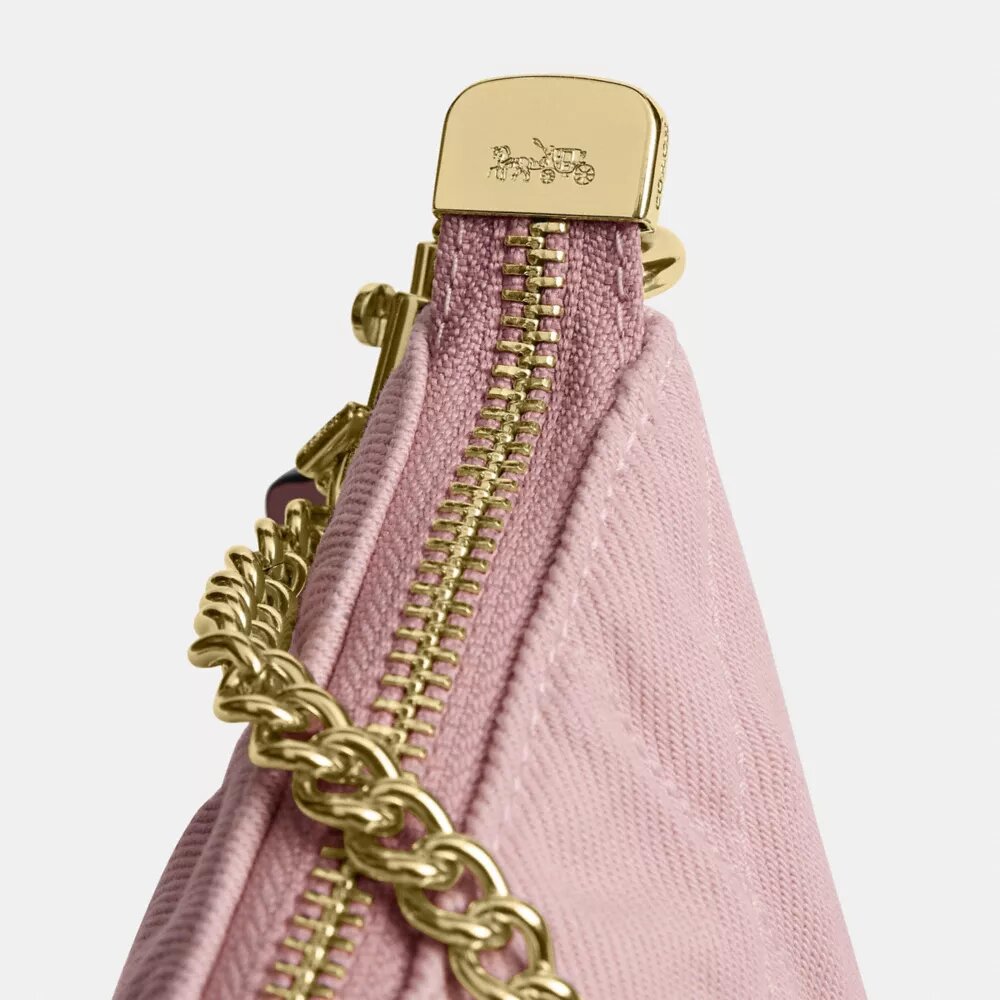 Borsa a spalla Caitlin in cotone rigenerato con trapuntatura e ciondolo