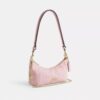 Borsa a spalla Caitlin in cotone rigenerato con trapuntatura e ciondolo