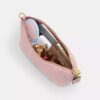 Borsa a spalla Caitlin in cotone rigenerato con trapuntatura e ciondolo