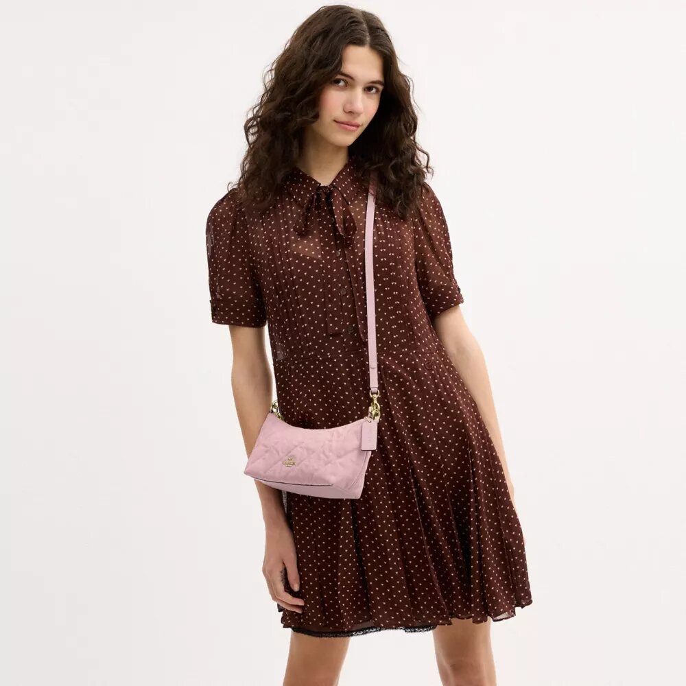 Borsa a spalla Caitlin in cotone rigenerato con trapuntatura e ciondolo