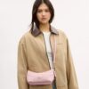 Borsa a spalla Caitlin in cotone rigenerato con trapuntatura e ciondolo