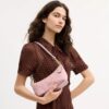 Borsa a spalla Caitlin in cotone rigenerato con trapuntatura e ciondolo