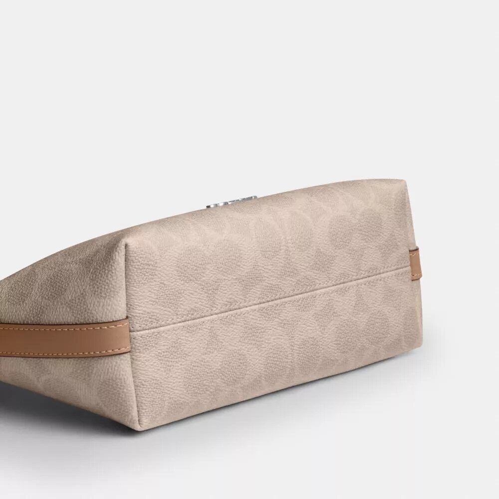 Borsa a spalla Caitlin in Signature Canvas