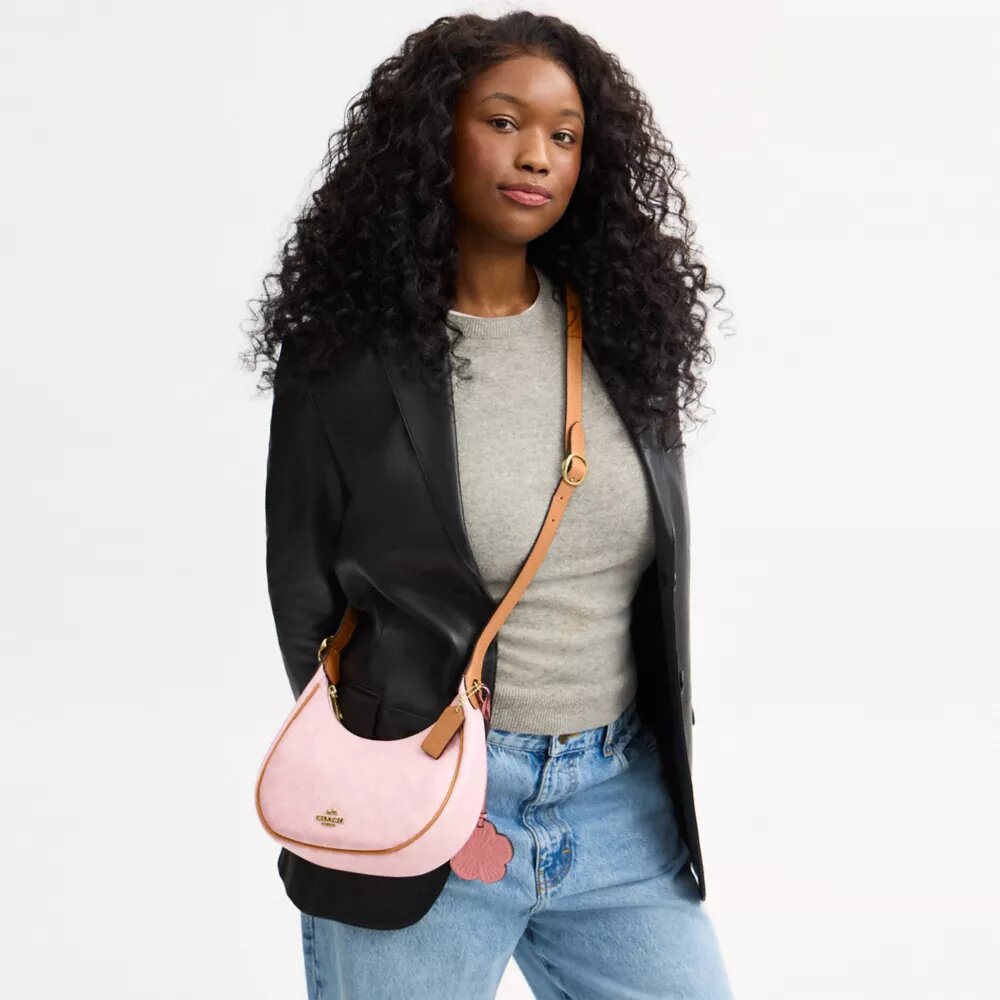 Borsa a spalla Emily in Signature Canvas con ciondoli