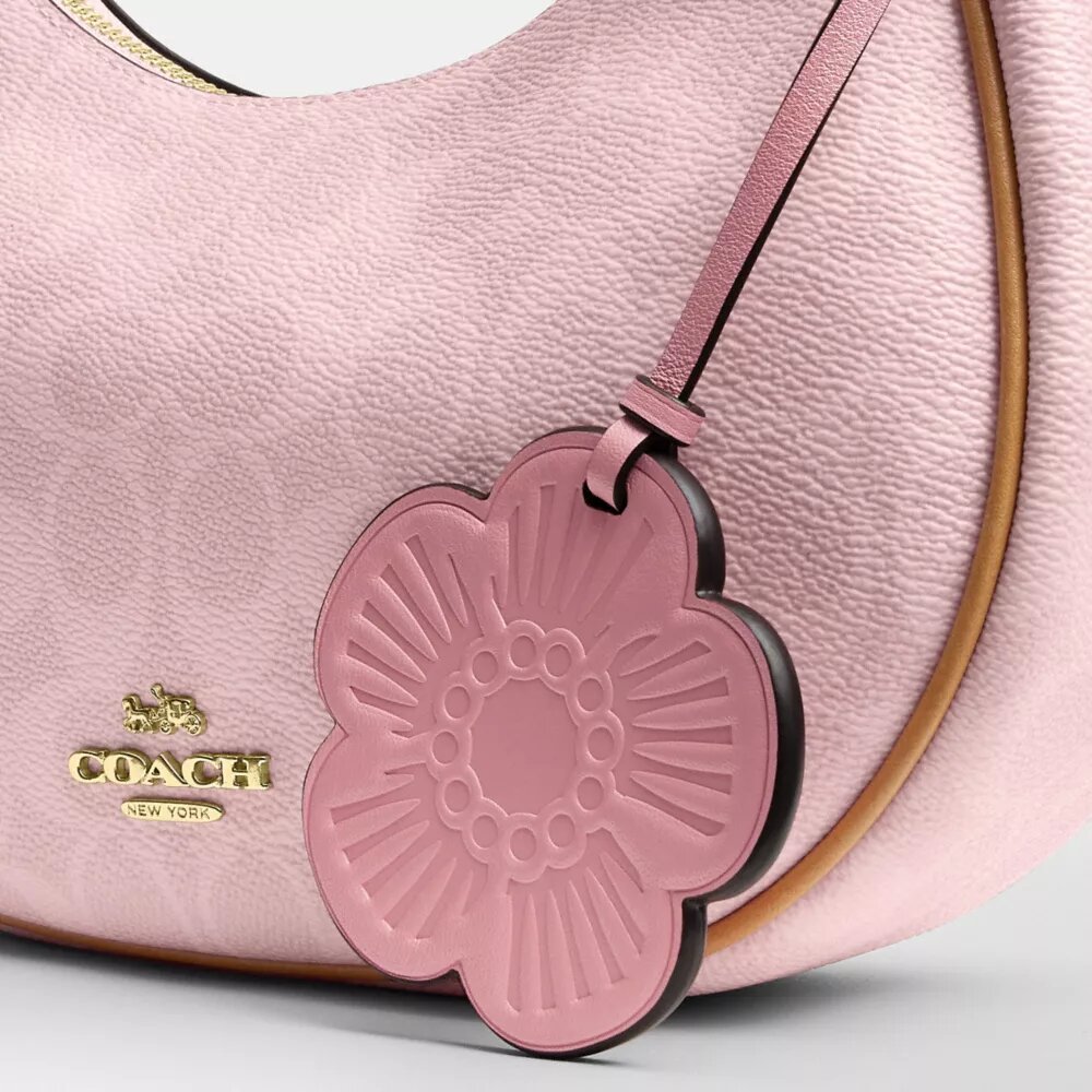 Borsa a spalla Emily in Signature Canvas con ciondoli