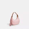 Borsa a spalla Emily in Signature Canvas con ciondoli