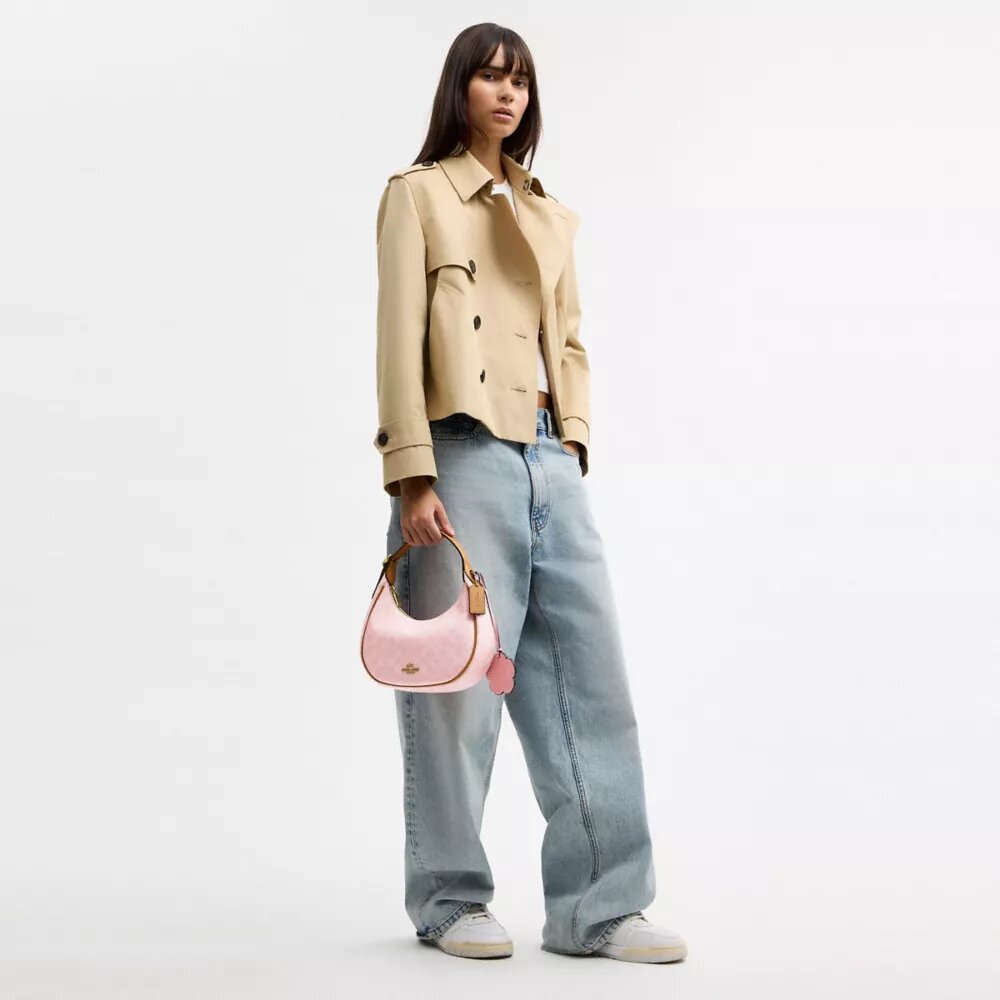Borsa a spalla Emily in Signature Canvas con ciondoli