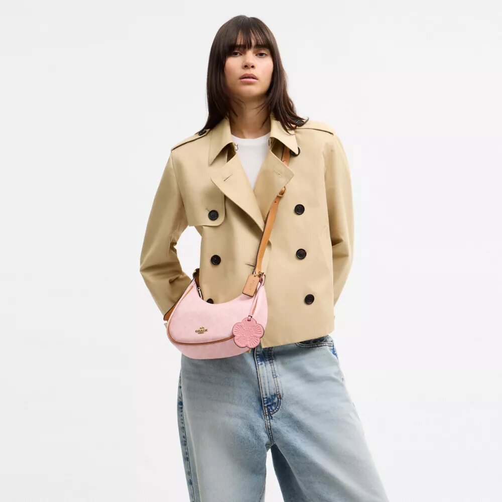Borsa a spalla Emily in Signature Canvas con ciondoli