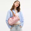 Borsa a spalla Erin in Signature Canvas con ciondoli