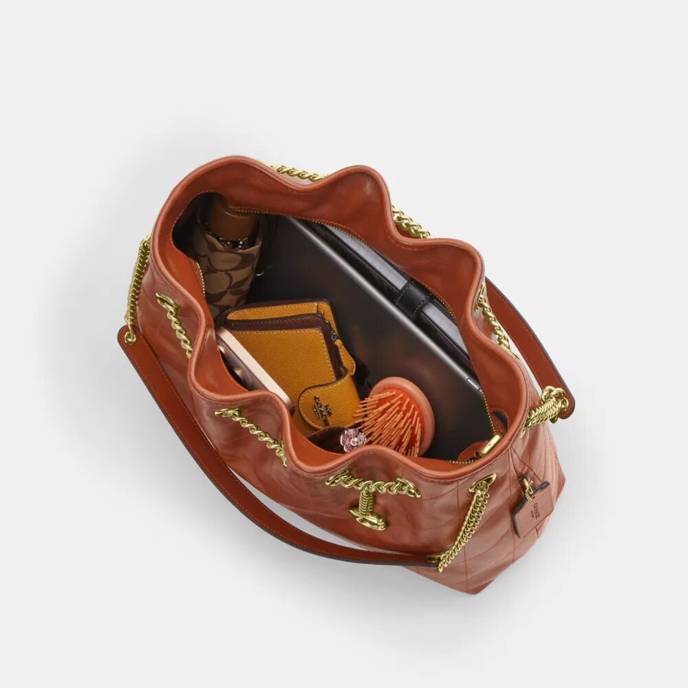 Borsa a spalla Evelyn con trapuntatura e ciondolo