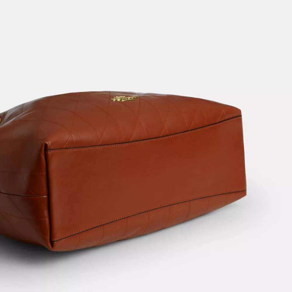 Borsa a spalla Evelyn con trapuntatura e ciondolo