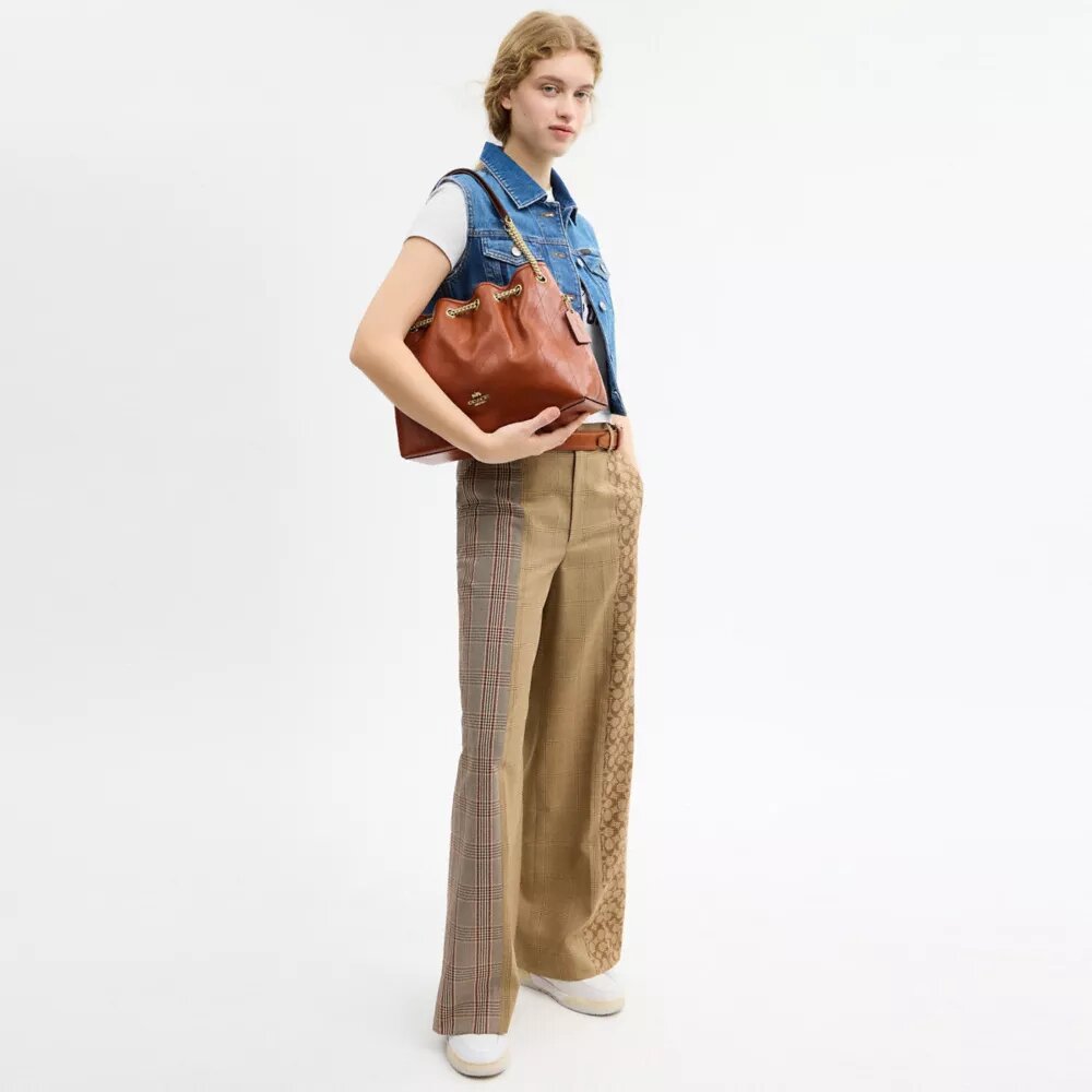 Borsa a spalla Evelyn con trapuntatura e ciondolo