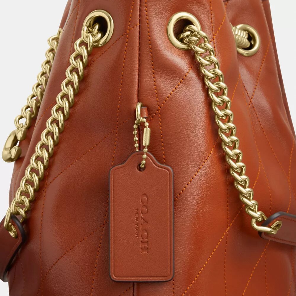 Borsa a spalla Evelyn con trapuntatura e ciondolo