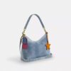 Borsa a spalla Laurel in denim effetto vissuto con ciondoli