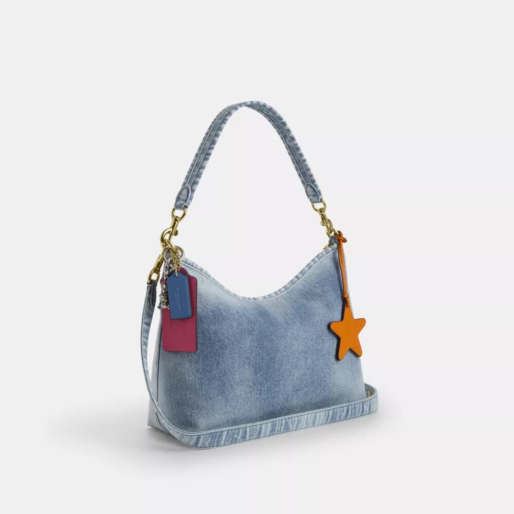 Borsa a spalla Laurel in denim effetto vissuto con ciondoli