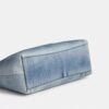 Borsa a spalla Laurel in denim effetto vissuto con ciondoli