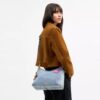 Borsa a spalla Laurel in denim effetto vissuto con ciondoli