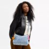 Borsa a spalla Laurel in denim effetto vissuto con ciondoli